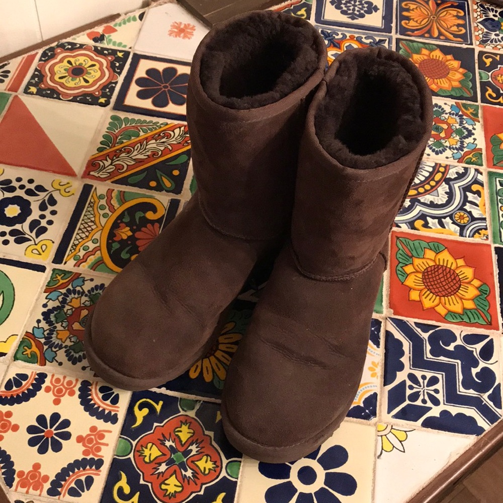 UGGS Classic Short Chocolate Women’s Size 8